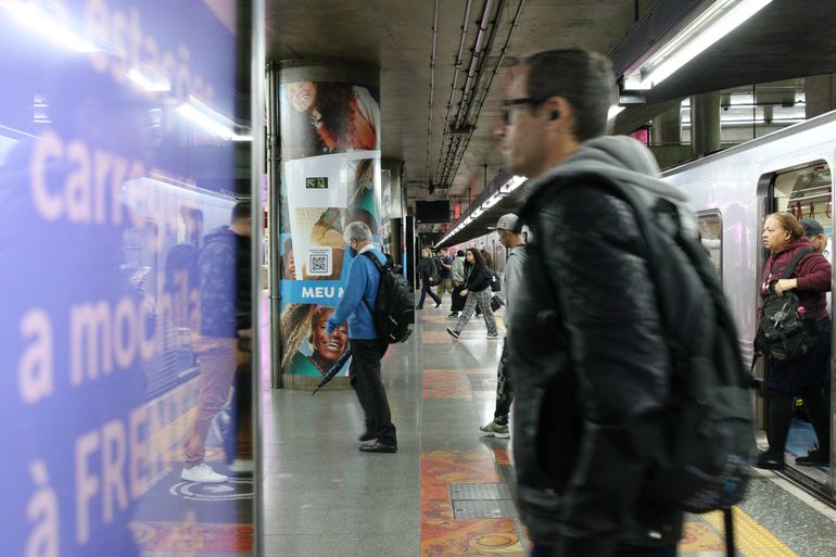 Movimentação de passageiros na estação Sé do metrô em São Paulo.