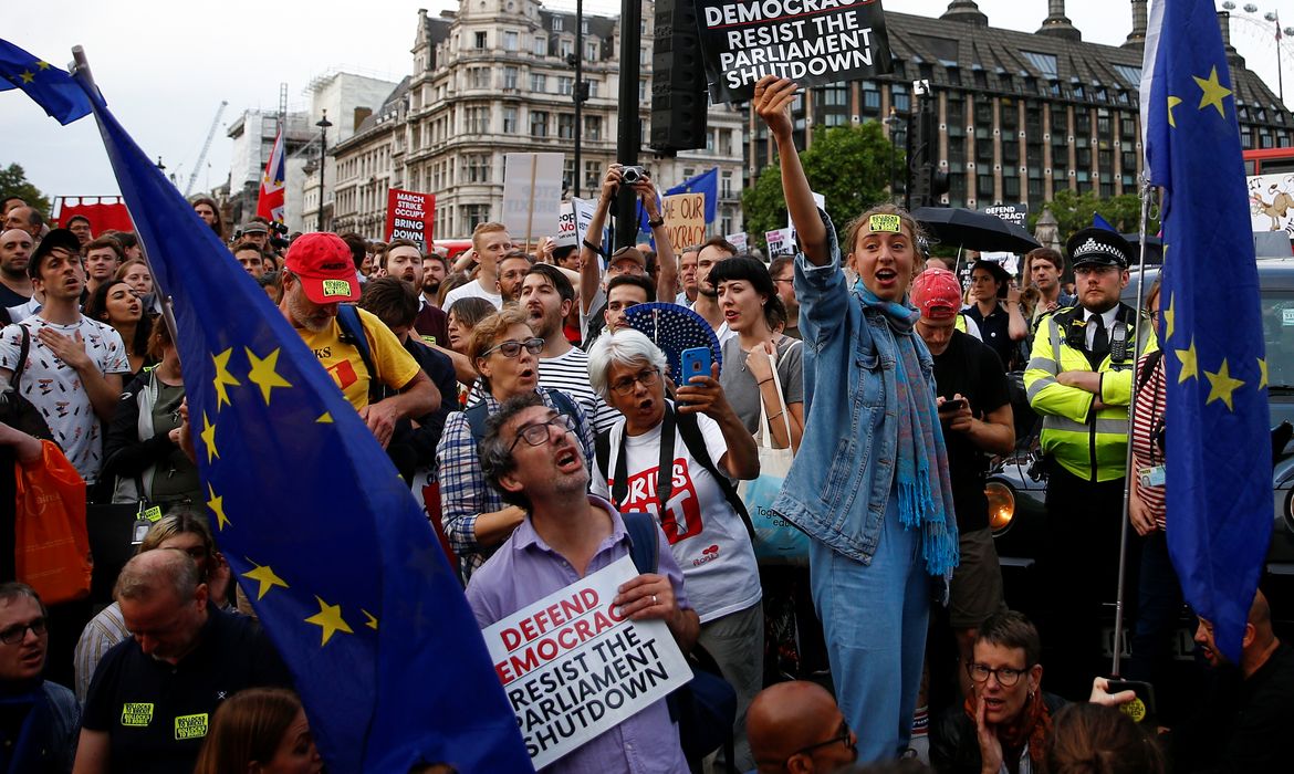 Anti-Brexit protestors hold placards and flags of the European Union, outside the Houses of Parliament in London, Britain August 28, 2019. REUTERS/Henry Nicholls