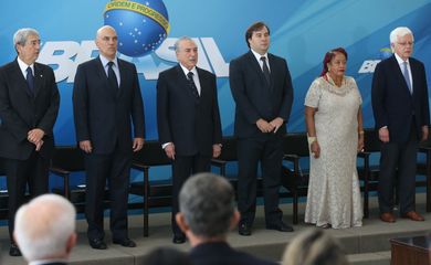 Brasília - Ao lado do presidente da Câmara, Rodrigo Maia, Temer empossou novos ministros da Secretaria de Governo da Presidência da República, Antônio Imbassahy; da Justiça e Segurança Pública, Alexandre de Moraes; dos Direitos Humanos,