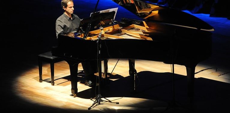 O pianista Cristiano Vogas apresenta valsas escritas por compositores brasileiros do século XIX ao XXI