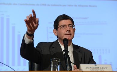 O ministro da Fazenda, Joaquim Levy, fala sobre a redução da desoneração da folha de pagamentos (Valter Campanato/Agência Brasil)
