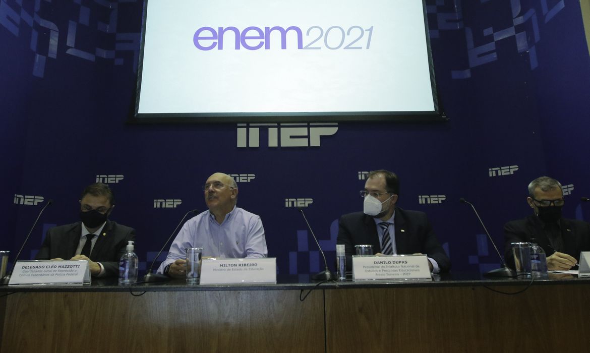 O delegado da Polícia Federal, Cléo Mazzotti, o  ministro da Educação, Milton Ribeiro e o  presidente do INEP, Danilo Dupas, durante  balanço do primeiro dia de provas do ENEM 2021