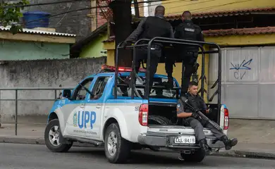 Rio de Janeiro - Tropas da PM circulam na Cidade de Deus, após operação no fim de semana, com queda de helicóptero e pelo menos 11 mortes  (Fernando Frazão/Agência Brasil)