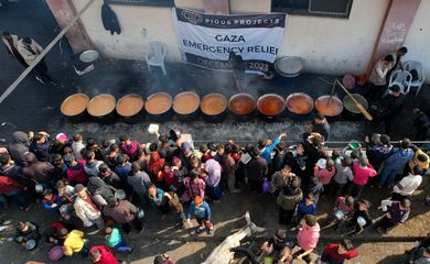 Palestina 17/12/2023. Palestinos se reúnem para receber comida preparada em cozinha beneficente, em Rafah. Fotos  REUTERS/Shadi Tabatibi