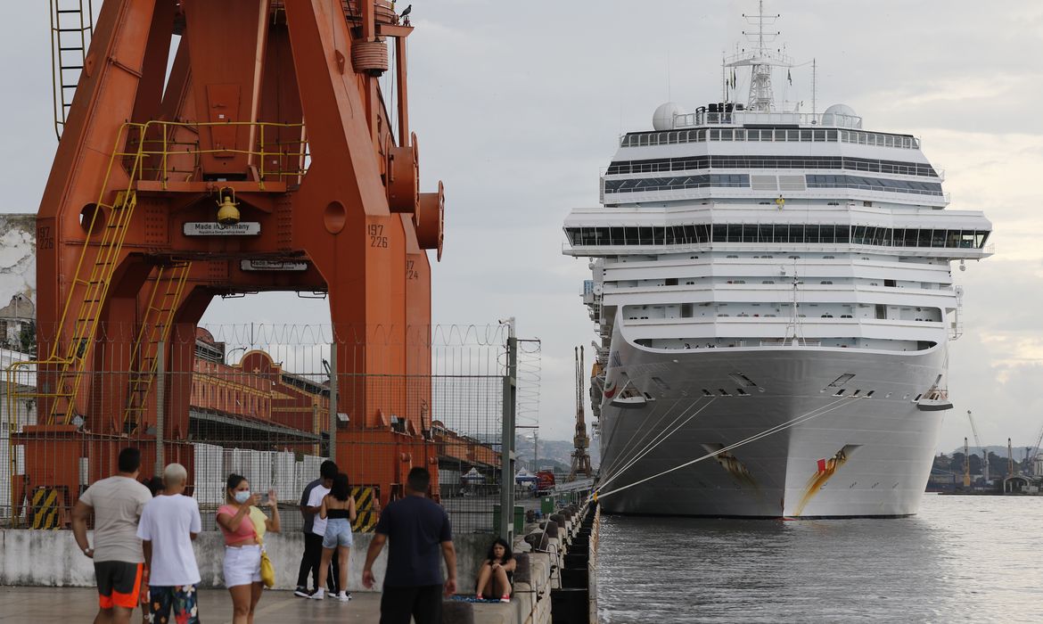 O navio de cruzeiros Costa Fascinosa aporta no Pier Mauá com casos de covid-19 entre tripulantes e passageiros, que desembarcam para cumprir quarentena na cidade.