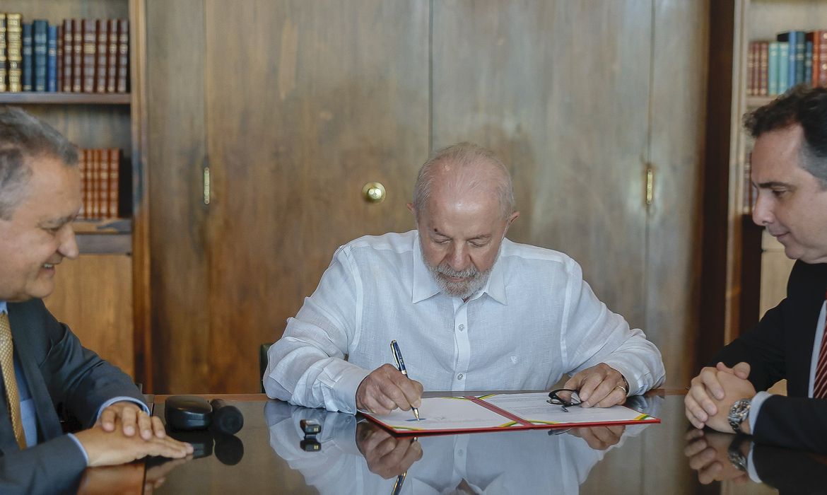 Presidente da República, Luiz Inácio Lula da Silva, Ministro da Casa Civil, Rui Costa e o senador Rodrigo Pacheco durante assinatura do decreto da Lei Complementar Nº 212, de 13 de Janeiro de 2025, Programa de Pleno Pagamento de Dívidas dos Estados - Propag. Palácio do Alvorada, Brasília - DF.

Foto: Ricardo Stuckert / PR