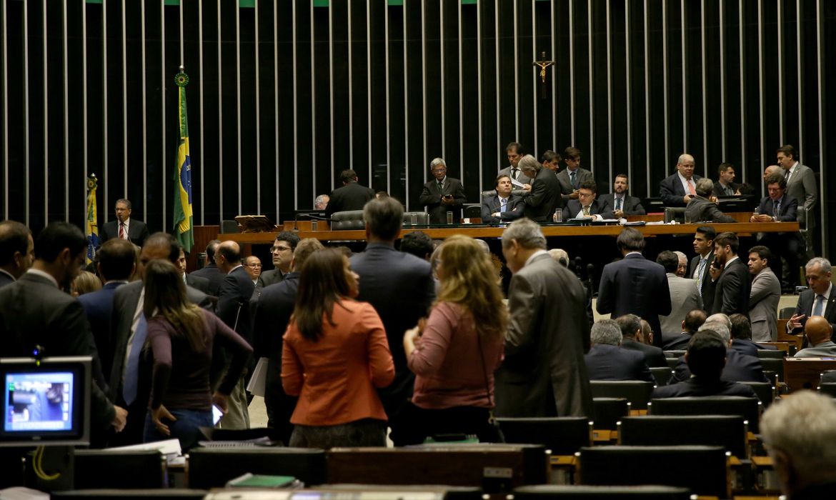 Brasília - Sessão plenária da Câmara destinada a analisar e votar o projeto de recuperação fiscal dos estados endividados (Wilson Dias/Agência Brasil)