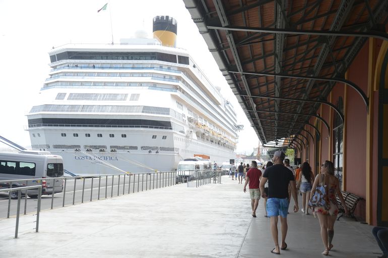  Turistas chegam em transatlânticos no Píer Mauá na maior temporada de cruzeiros dos últimos 20 anos.