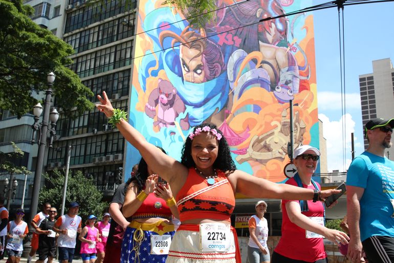 Corredores na Avenida Brigadeiro Luís Antônio durante a 97ª Corrida Internacional São Silvestre.