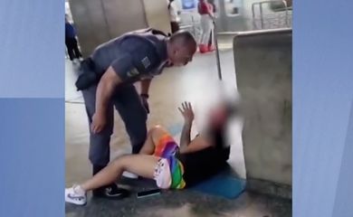 Uma mulher foi agredida com um tapa no rosto por um policial militar, no sábado (6), na estação da Luz do Metrô, no Centro de São Paulo. As imagens gravadas por testemunhas circulam nas redes sociais. Foto: Frame/TV Brasil