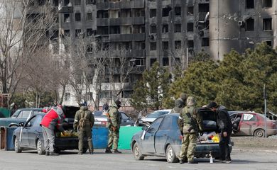 Tropas pró-Rússia vasculham carros na cidade portuária ucraniana de Mariupol