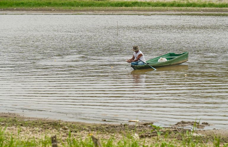 Manaus (AM), 20/11/2023,  Pescador na Ponta da Piraiba. Manaus vem sofrendo com a maior seca em 121 anos. Foto: Rafa Neddermeyer/Agência Brasil