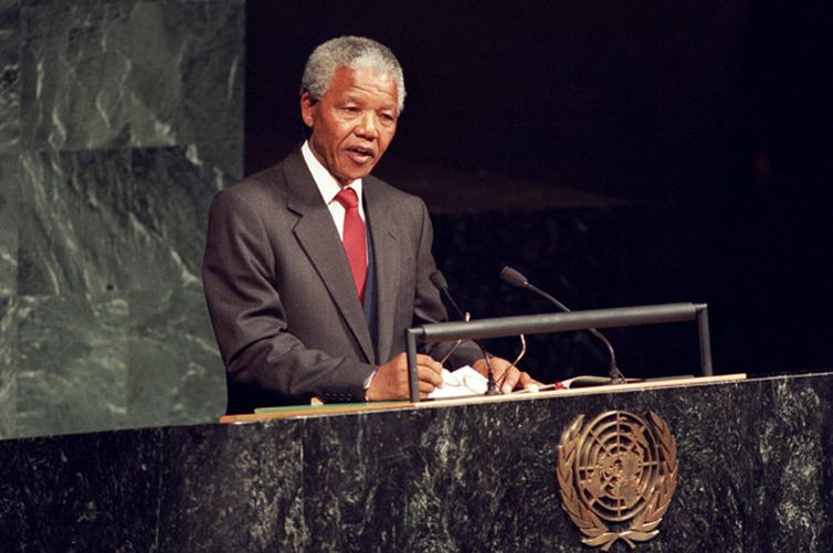 Nelson Mandela em discurso na Assembleia Geral da ONU, em 1999