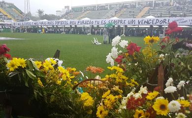 Arena Condá, debaixo de chuva, realiza funeral coletivo das vítimas do acidente aéreo