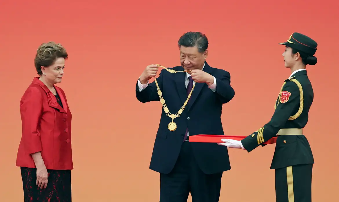 Chinese President Xi Jinping presents the Friendship Medal to Dilma Rousseff, president of the New Development Bank and former Brazilian president, at a presentation ceremony of national medals and honorary titles, at the Great Hall of the People ahead of the 75th founding anniversary of the People's Republic of China, in Beijing, China September 29, 2024. Reuters/Florence Lo/Proibida reprodução