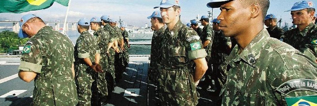 Embarque da Força Tarefa de Paz formada por brasileiros para o Hait em 2004