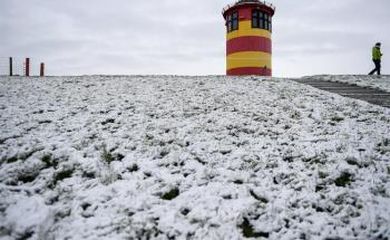 Na Alemanha, a grande quantidade de neve que caiu causou muitos acidentes de carro e engarrafamentos, bem como atrasos de trens
