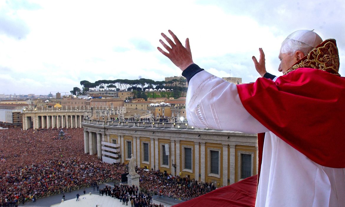 FOTO DE ARQUIVO: Papa Bento XVI aparece em sacada da Basílica de São Pedro