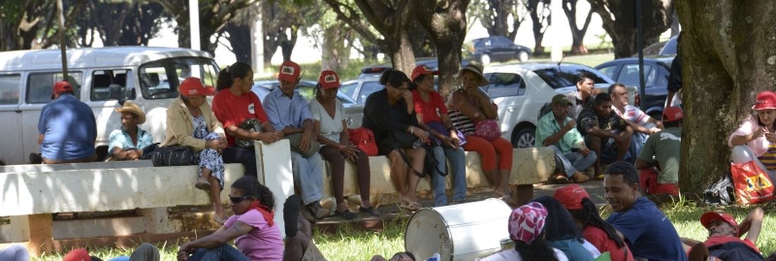 Brasília - Integrantes do Movimento dos Trabalhadores Sem Terra (MST) aguardam por reunião,ao lado do Palácio do Buriti