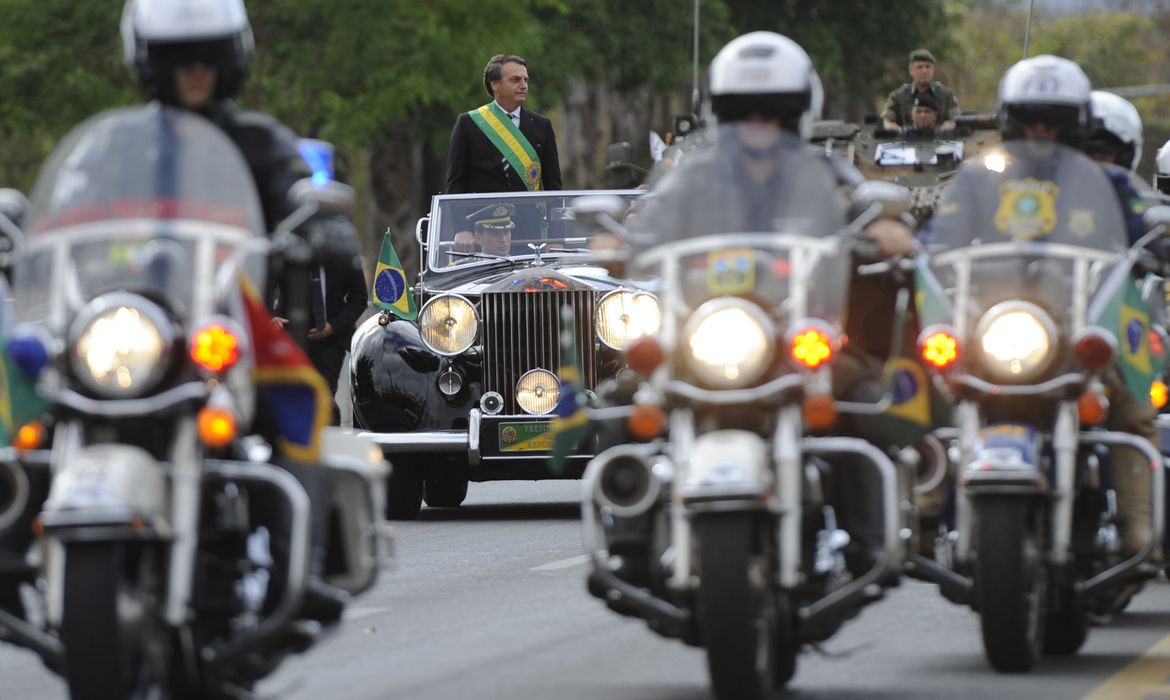O presidente Jair Bolsonaro desfila em carro aberto no incio do desfile de 07 de setembro 