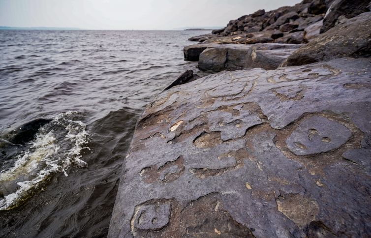 Manaus (AM), 21/11/2023, Gravuras rupestres encontradas em pedras da Ponta das Lajes, na zona leste de Manaus, na maior seca em 121 anos que Manaus vem sofrendo. Foto: Rafa Neddermeyer/Agência Brasil