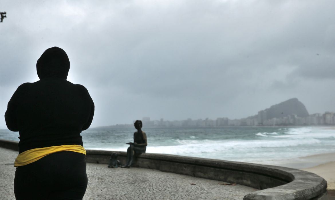 Frente fria chega ao Rio trazendo ressaca, chuva e baixas temperaturas. 