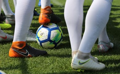 Chuteiras de jogadores em treino