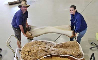 Dinossauro descoberto na Austrália,El doctor Scott Hocknull y Robyn Mackenzie posan con una reconstrucción 3D del húmero del dinosaurio 
