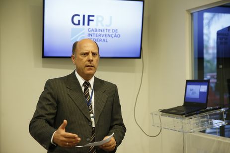 O porta-voz do Gabinete de Intervenção Federal, coronel Roberto Itamar, fala para jornalistas sobre o Plano Estratégico, no Centro Integrado de Comando e Controle, no Rio de Janeiro.