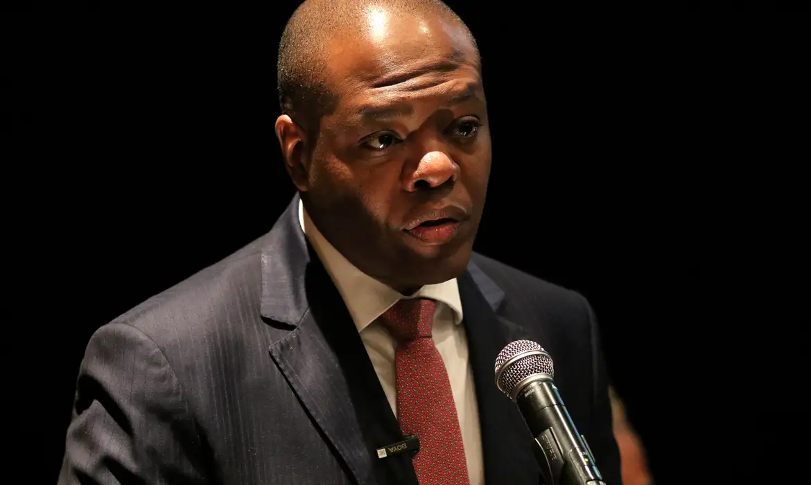 Rio de Janeiro (RJ), 30/04/2024 - O ministro dos Direitos Humanos e da Cidadania, Silvio Almeida, participa da solenidade de assinatura de termo de compromisso para execução do “Plano Ruas Visíveis - pelo direito ao futuro da população em situação de rua” na cidade carioca, no Museu de Arte do Rio(MAR). Foto: Tânia Rêgo/Agência Brasil
