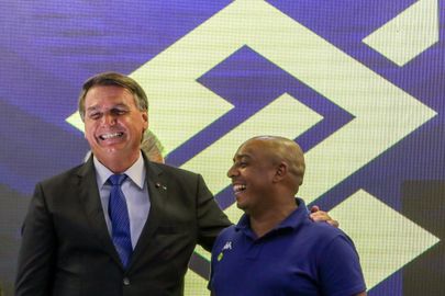 O presidente da República, Jair Bolsonaro e o caminhoneiro Adriano Souza da Silva, primeiro benefciado pelo programa BB Antecipa Frete, durante a cerimônia de lançameto,na sede do Banco do Brasil, em Brasília