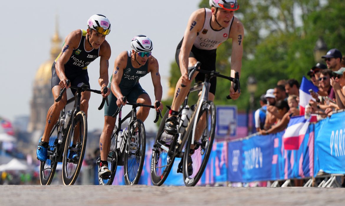 Paris 2024 Olympics - Triathlon - Men's Individual - Paris, France - July 31, 2024. Lasse Luehrs of Germany, Miguel Hidalgo of Brazil and Vasco Vilaca of Portugal in action. Pool via REUTERS/Aleksandra Szmigiel