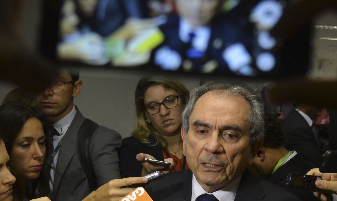 Brasília - O senador Raimundo Lira dá entrevista após votação na Comissão Especial do Impeachment  (Antonio Cruz/Agência Brasil)