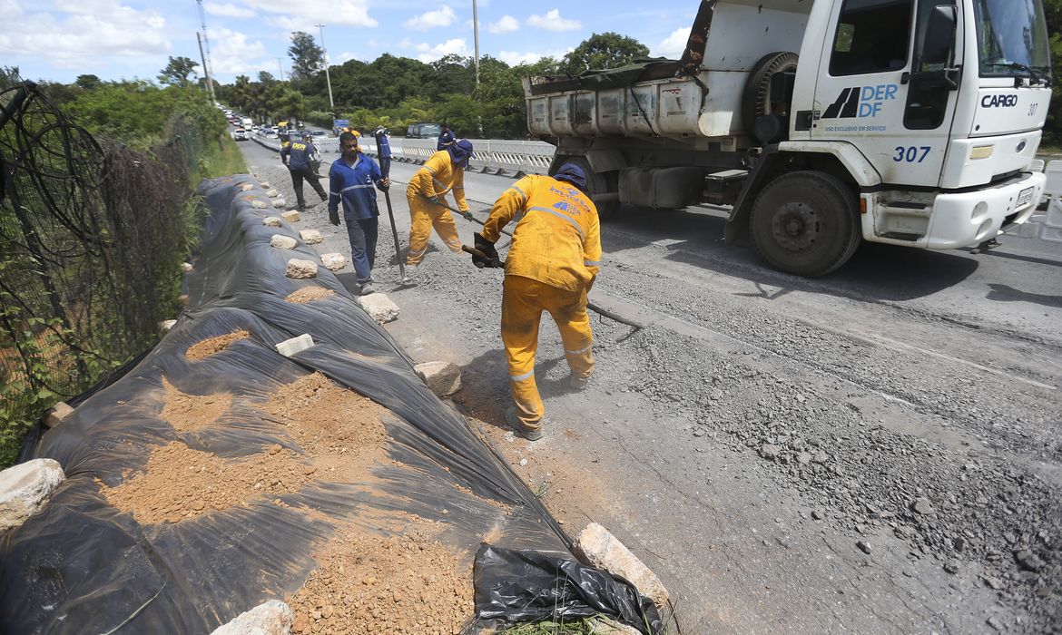 Brasília - Operários do Departamento de Estradas de Rodagem do DF fazem reparos em trecho da via EPGU onde foi detectado risco de desabamento. ( Marcelo Camargo/Agência Brasil)