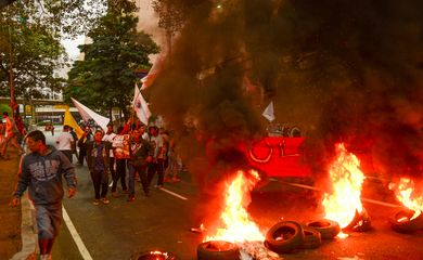São Paulo - Manifestantes atearam fogo a pneus em ato contra o impeachment ao lado da Praça da Bandeira (Rovena Rosa/Agência Brasil)