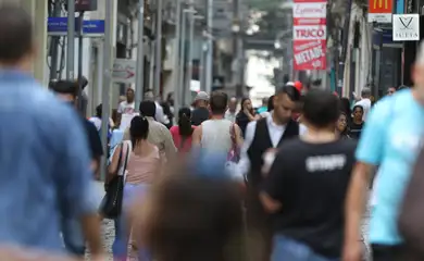 Movimentação de pessoas nas ruas do centro da cidade.