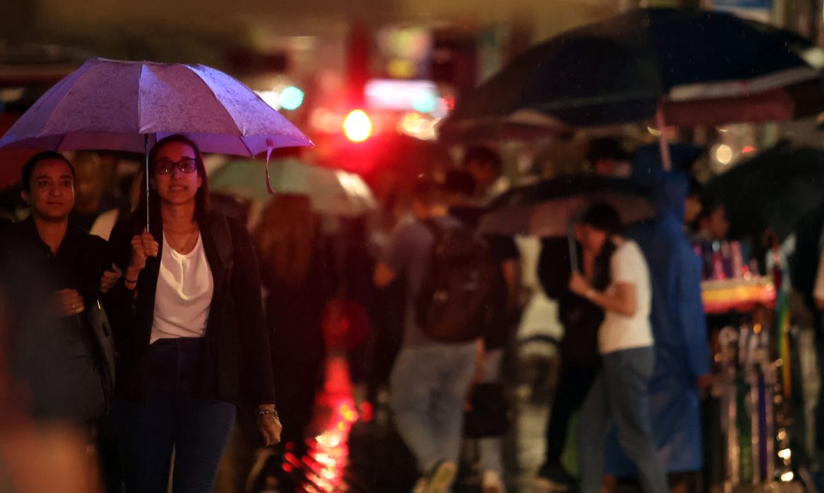 Fim de semana: Inmet alerta para chuvas fortes no Sul e no Nordeste