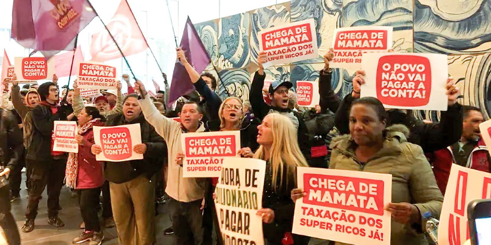 Povo sem medo e MTST fazem ato pela taxação de bilionários Povo sem medo e MTST fazem ato pela taxação de bilionários