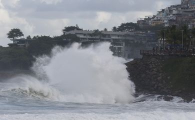 Avanço da tempestade subtropical Yakecan traz frente fria e deixa o mar de ressaca na praia do Leblon, zona sul do Rio de Janeiro.