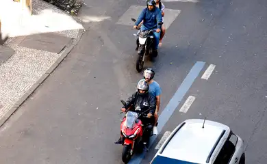 Rio de Janeiro (RJ), 30/07/2025 - Motociclistas de aplicativos transitam pelas ruas do centro do Rio.  Foto: Tânia Rêgo/Agência Brasil