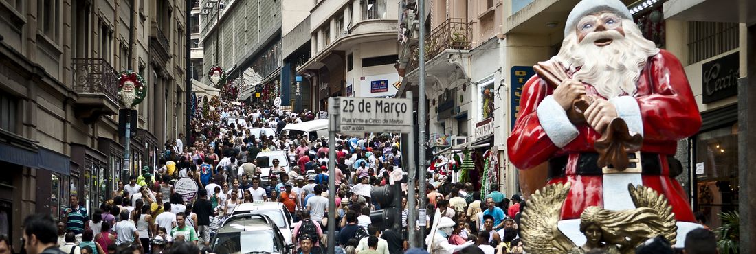 Muitas pessoas antecipam as compras de Natal e aumentam o movimento na Rua 25 de Março, maior centro de comércio popular de São Paulo.