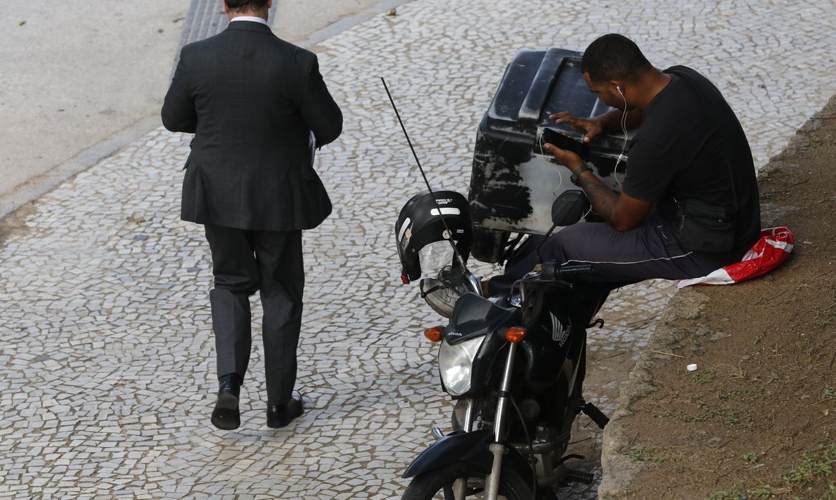 Rio de Janeiro (RJ) 06/03/2024 – Entregadores de aplicativo trabalham na região do Centro. Foto: Fernando Frazão/Agência Brasil