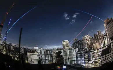 São Paulo (SP), 18/07/2025 . Canhões de raios de laser, projetando luz digital em diversas cores e formas, disparados de cinco pontos estratégicos de São Paulo, ocuparam o céu da maior cidade do Brasil, em um show de luz, arte e tecnologia. O evento é mais uma prévia na cidade do que vai acontecer no Festival Internacional de Luzes de São Paulo, em agosto e setembro. Criado pela Visualfarm em 2018.
No esquenta de julho, os lasers que transformaram a noite de São Paulo foram disparados de cinco pontos diferentes: o Visualfarm Gymnasium, na Praça Olavo Bilac, o Boulevard das Artes (na frente do Belas Artes REAG/Riviera), a Laje do Baixo (de frente para a Praa Roosevelt), o Terrao do Centro Cultural São Paulo (na estação Vergueiro do metrô) e o Beco do Batman (na Galeria Ziv). Foto: Paulo Pinto/Agência Brasil