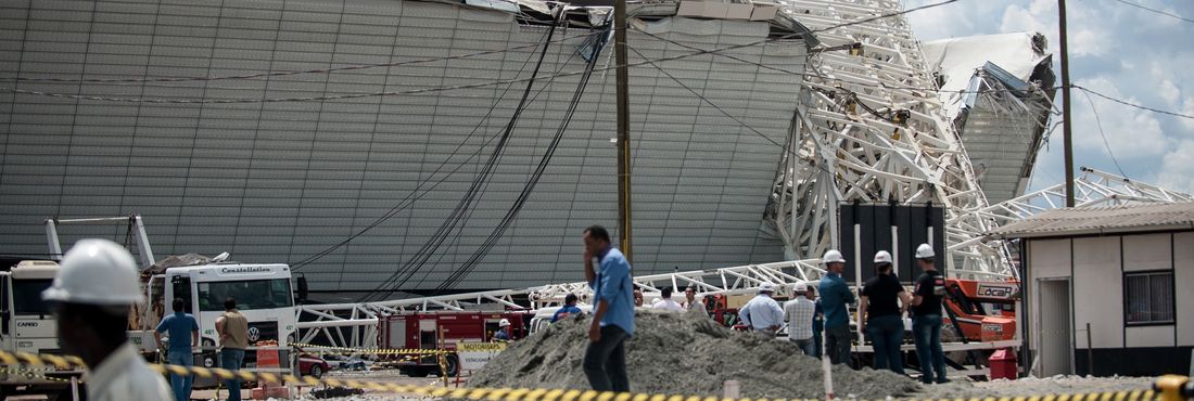 São Paulo – A queda de um guindaste nas obras do estádio do Corinthians, o Itaquerão, que será palco da abertura dos jogos da Copa do Mundo de 2014, provocou o desabamento de parte da estrutura das arquibancadas