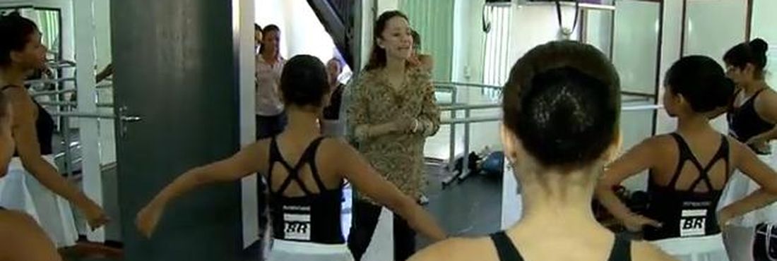 Projeto que ensina ballet no Rio recebe visita de Ana Botafogo
