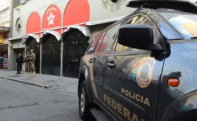 São Paulo - A Polícia Federal cumpre mandado de busca e apreensão como parte da Operação Custo Brasil na sede do Partido dos Trabalhadores, na capital paulista (Rovena Rosa/Agência Brasil)
