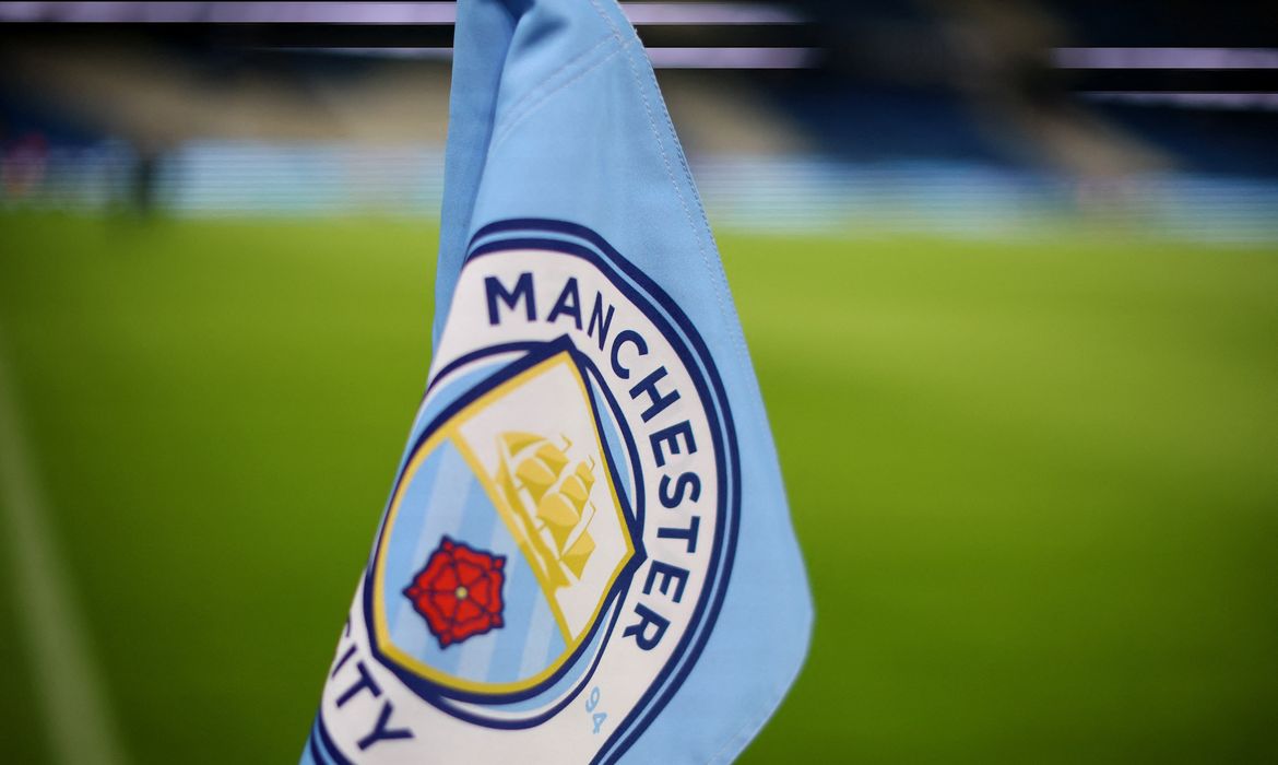 Distintivo do Manchester City no estádio do clube em Manchester