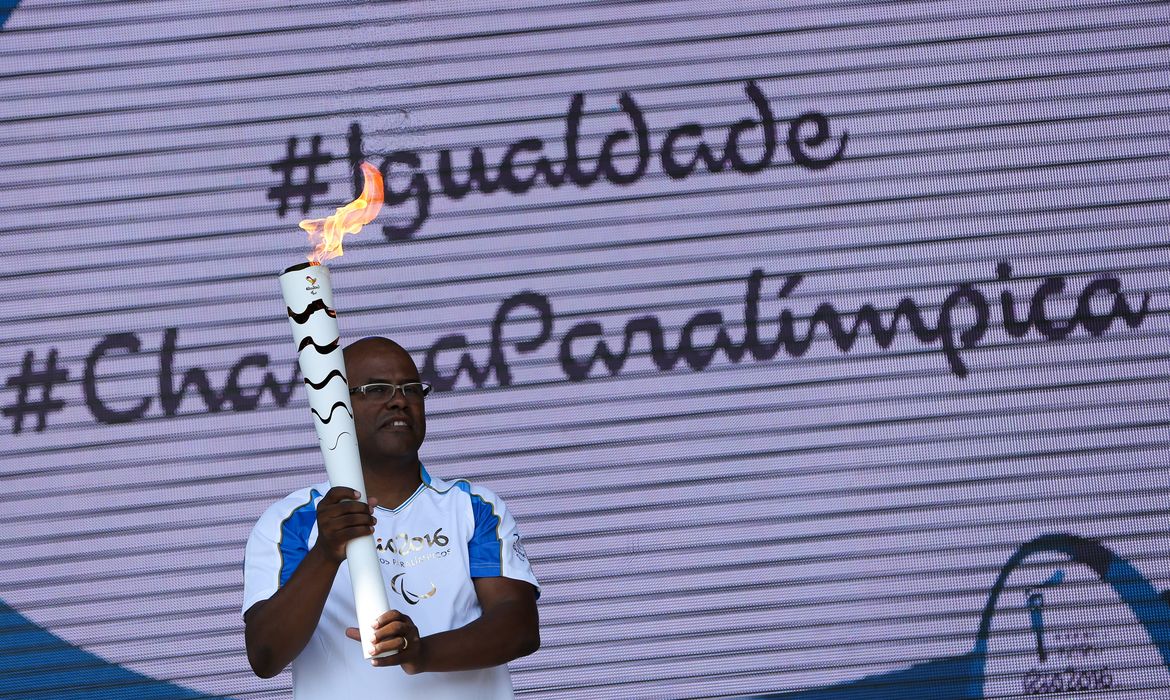 Brasília -  Cláudio Irineu, tetra campeão de futebol de amputados, é o primeiro condutor da tocha paralímpica  (Marcelo Camargo/Agência Brasil)