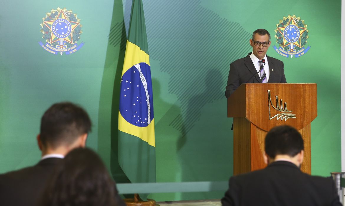 O porta-voz da Presidência da República, Otávio do Rêgo Barros, fala à imprensa, no Palácio do Planalto
