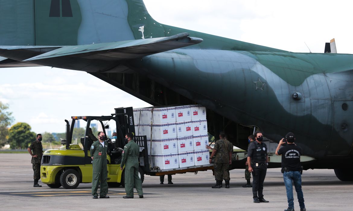 O avião C-130 (Hércules), da Força Aérea Brasileira (FAB), chega à Brasília com vacinas para combate à  Covid 19